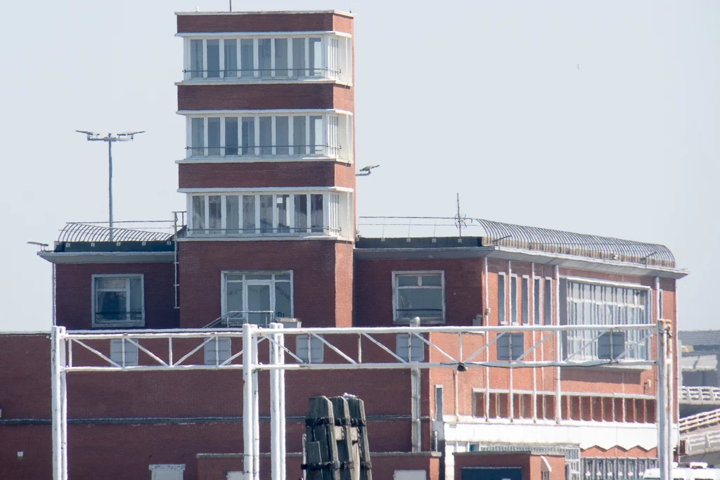 L'ancienne gare maritime et sa vigie reconstruite après guerre