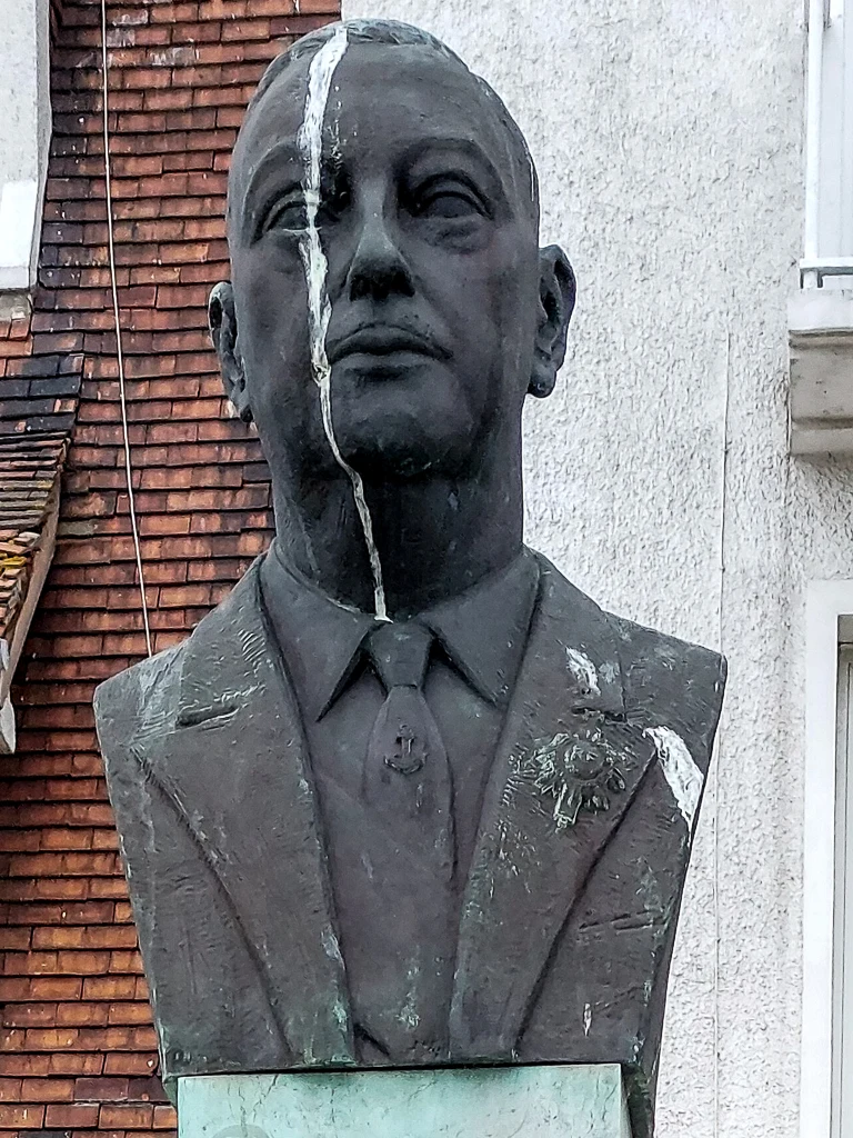 La statue "décorée" par les goélands
