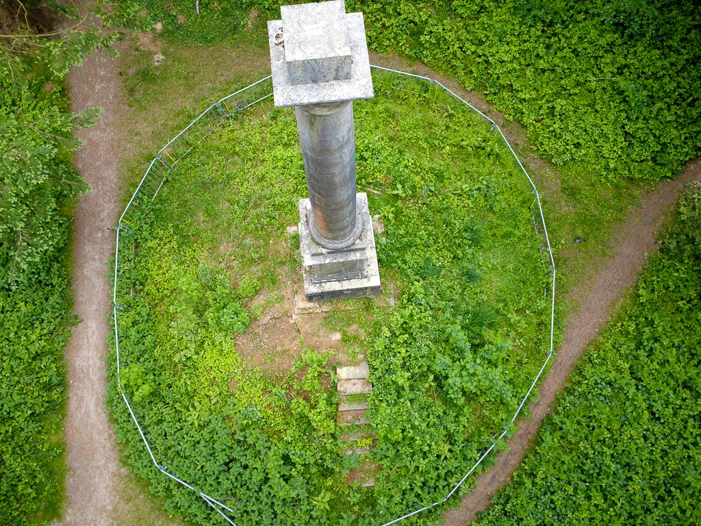 La Colonne Blanchard de Guînes en très mauvais état
