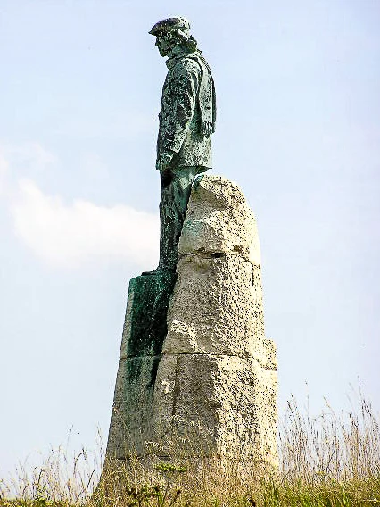 La stèle de Hubert Latham sut la route du cap Blanc-Nez