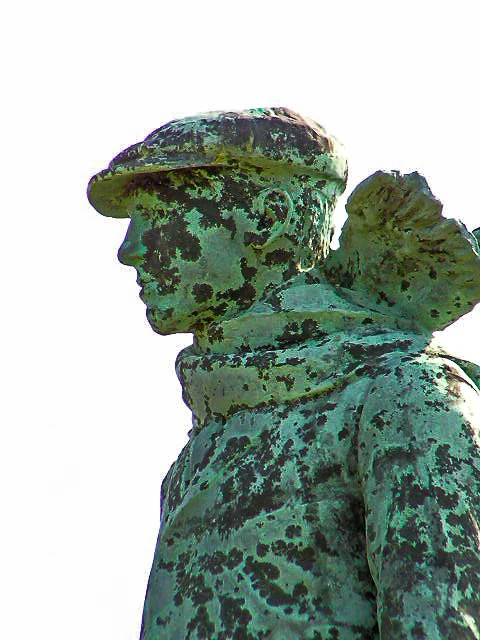 L'usure du temps de la statue Hubert Latham en 2004.