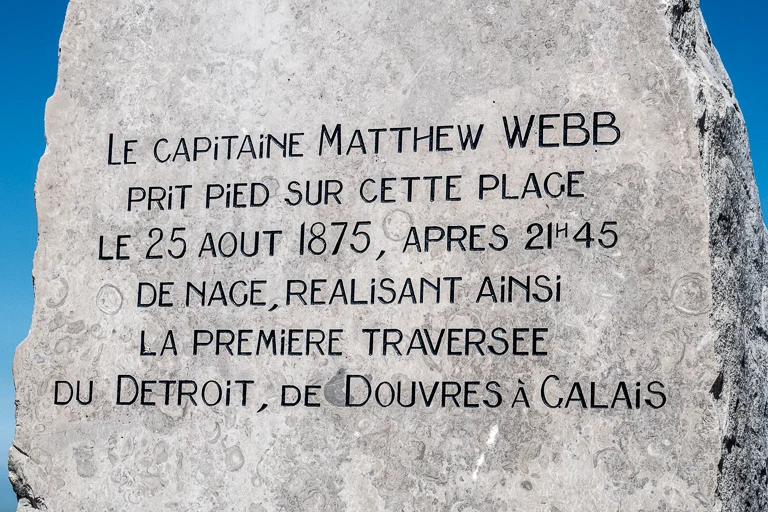 La stèle calaisienne dédiée à Matthew Webb