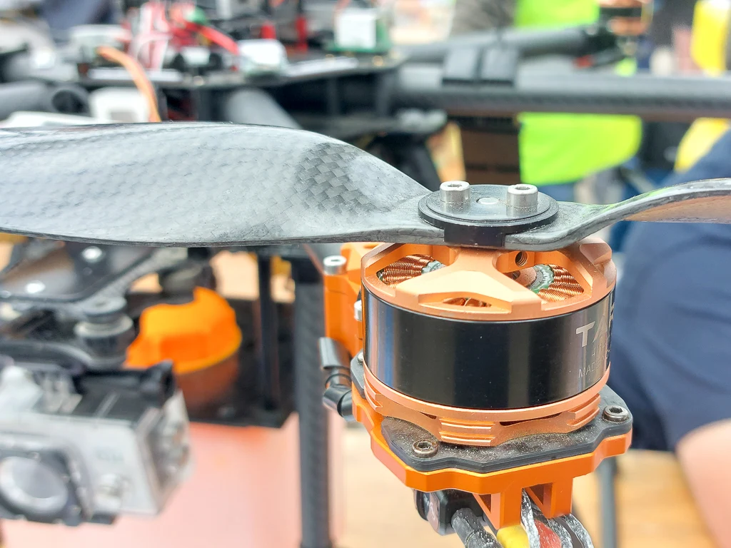 L'un des moteurs de drone qui doit peser plusieurs de kilos