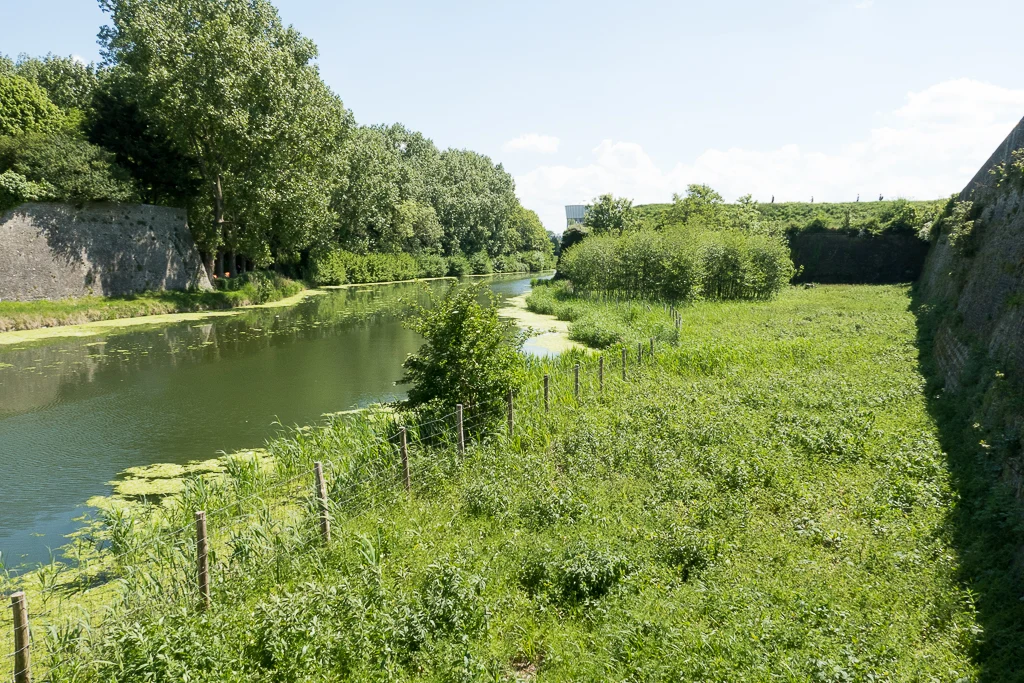 Les abords du cour d'eau entourant la Citadelle