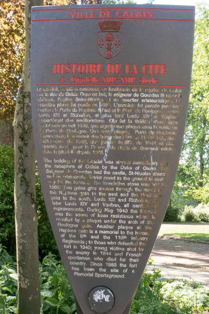La plaque touristique décrivant le cite